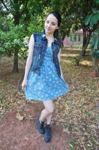 Look Vestido Jeans Coturno e Colete