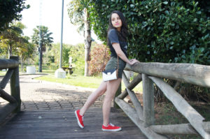 Look do Dia Tênis Vermelho Shorts Verde Militar