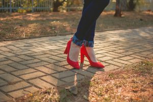 Como montar um look com scarpin vermelho incrível | Corello