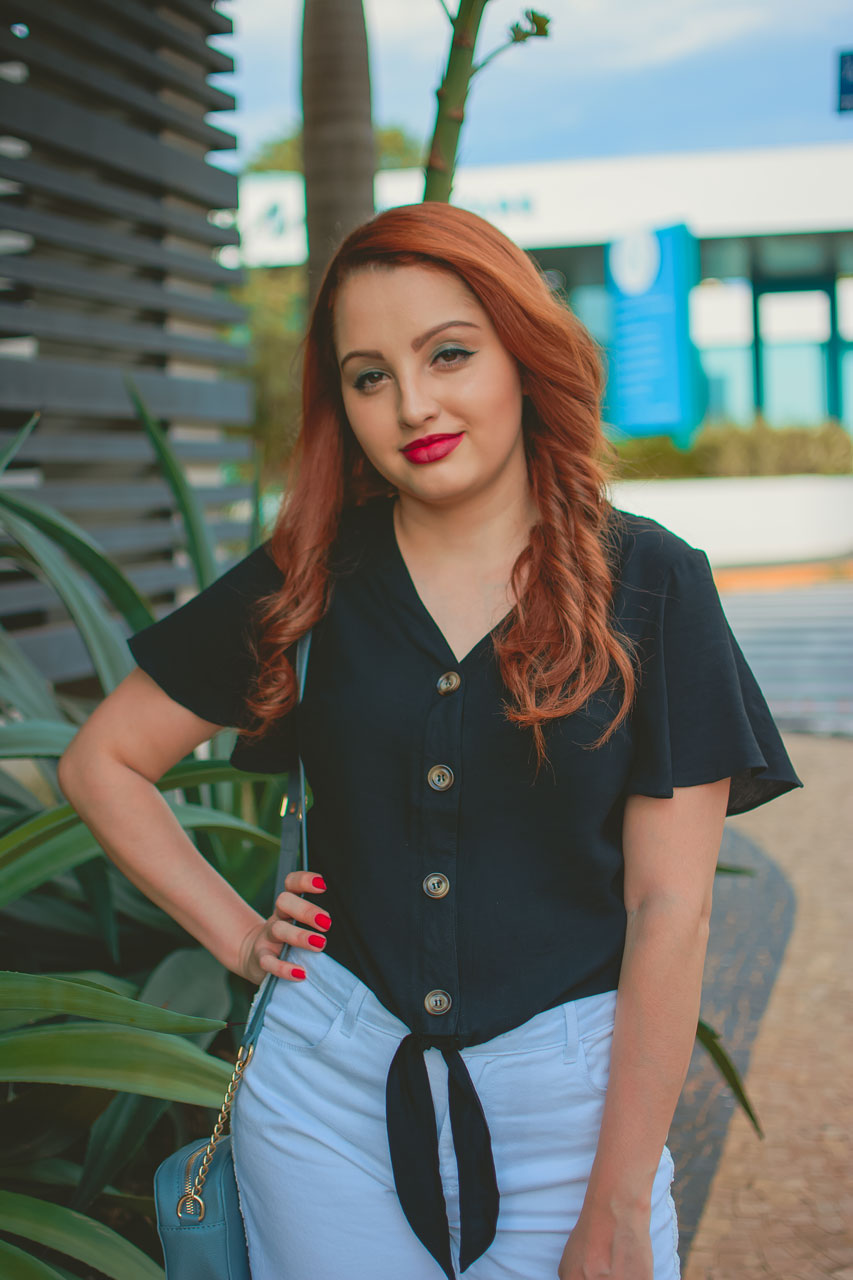 Roupa Preta e Branca Ruiva