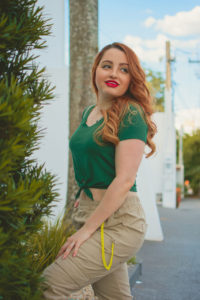 Look Batom Vermelho com Cropped Verde