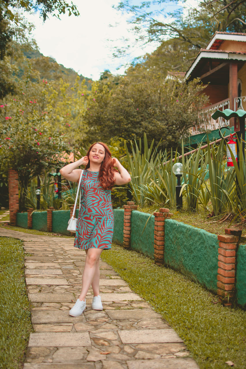 Look Vestido Estampado Azul e Marrom