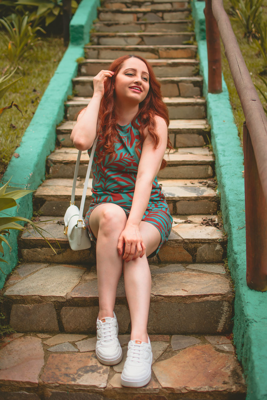 Look Vestido Estampado com Tênis Branco