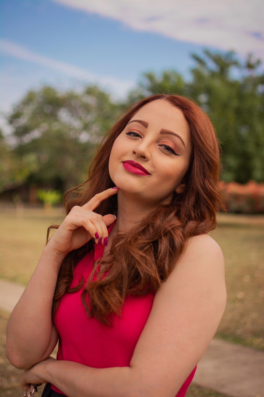 Look Ruiva Usando Pink