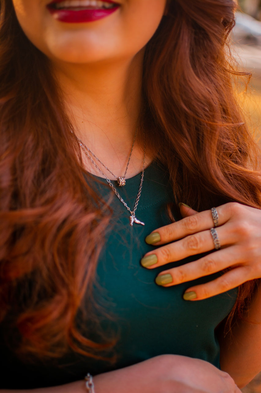 Look Blusa Verde Detalhe Unha Verde Colar Prata