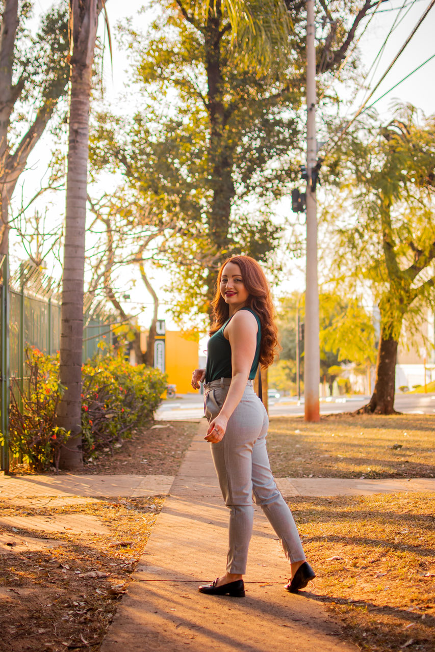 Look Calça Cinza Blusa Verde