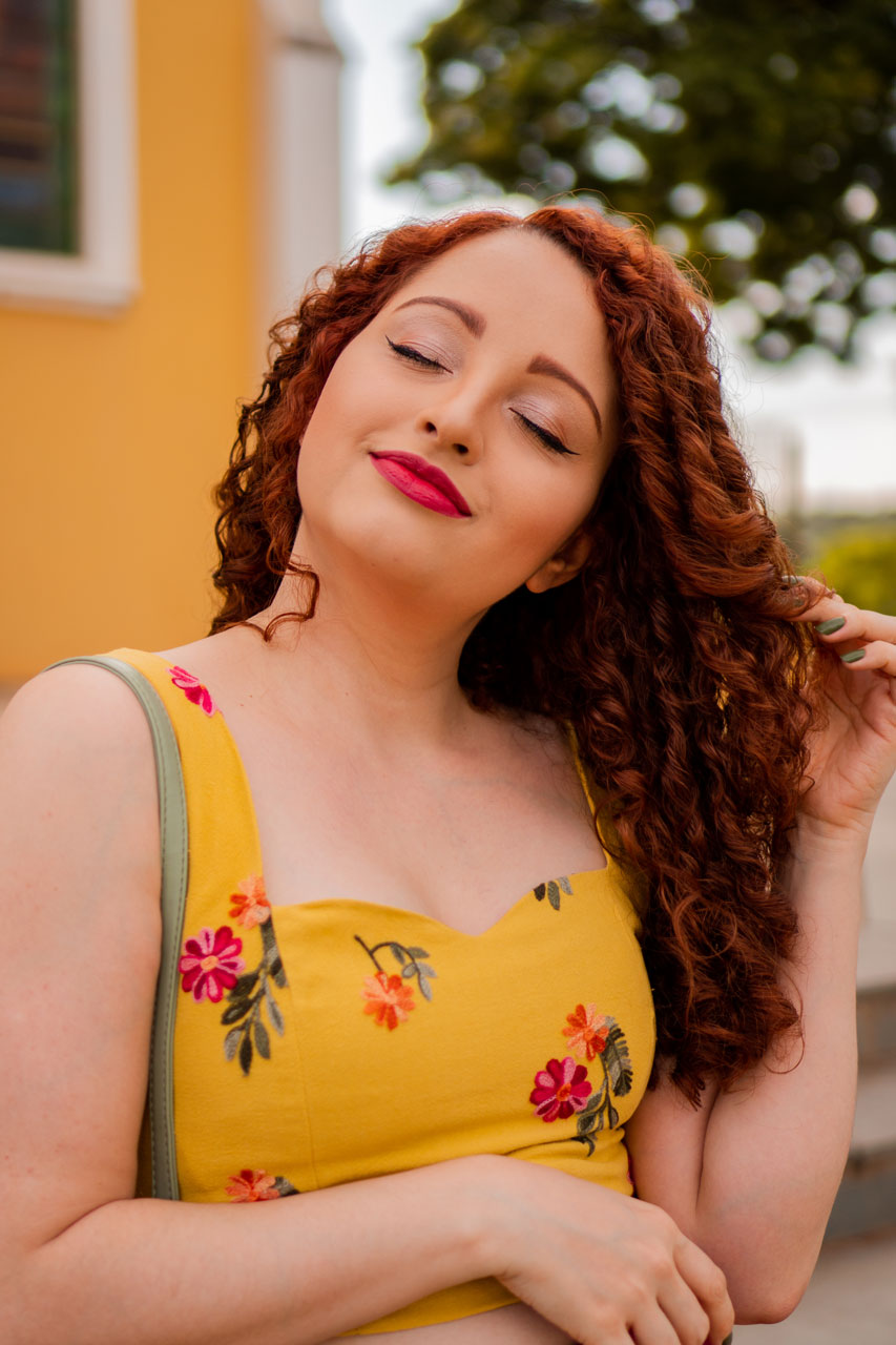 Ruiva Usando Amarelo
