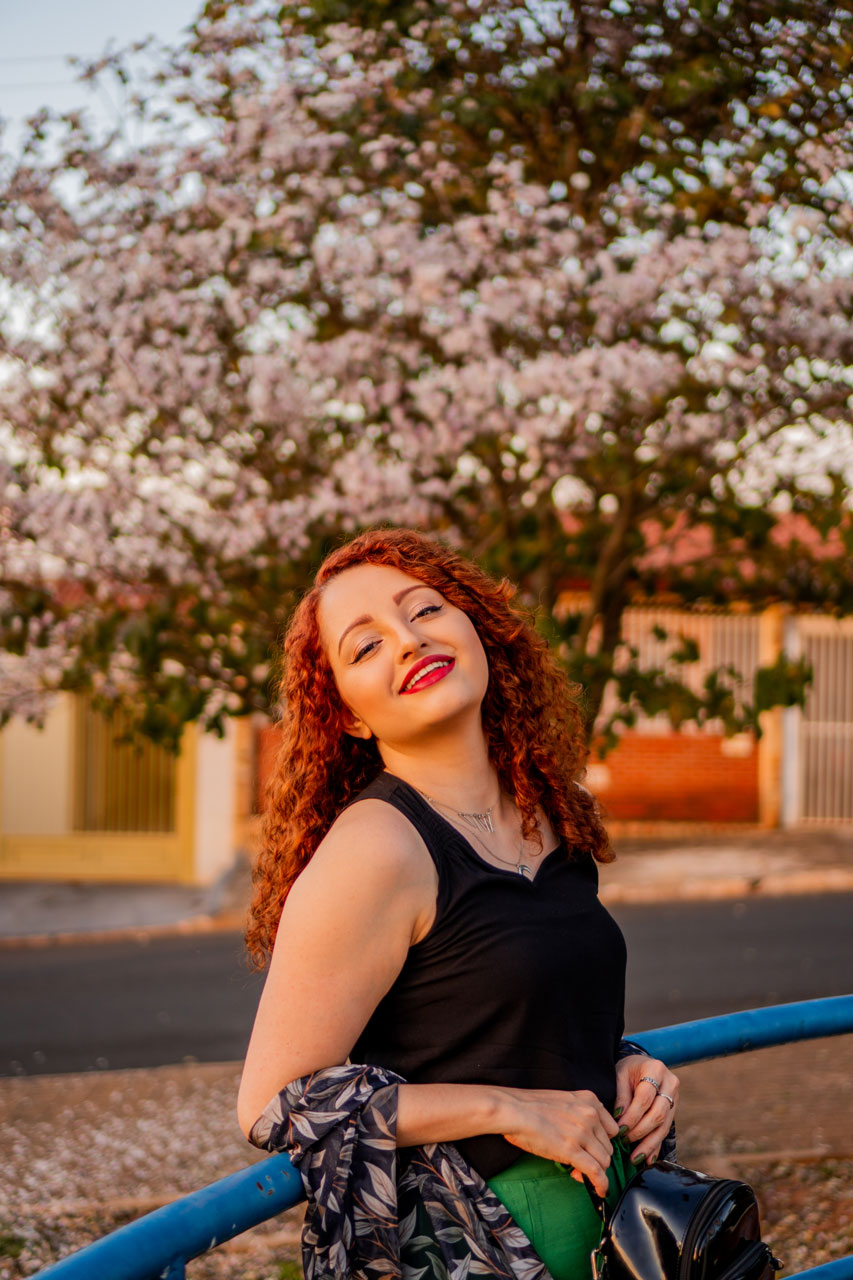 Ruiva Usando Look Verde e Preto
