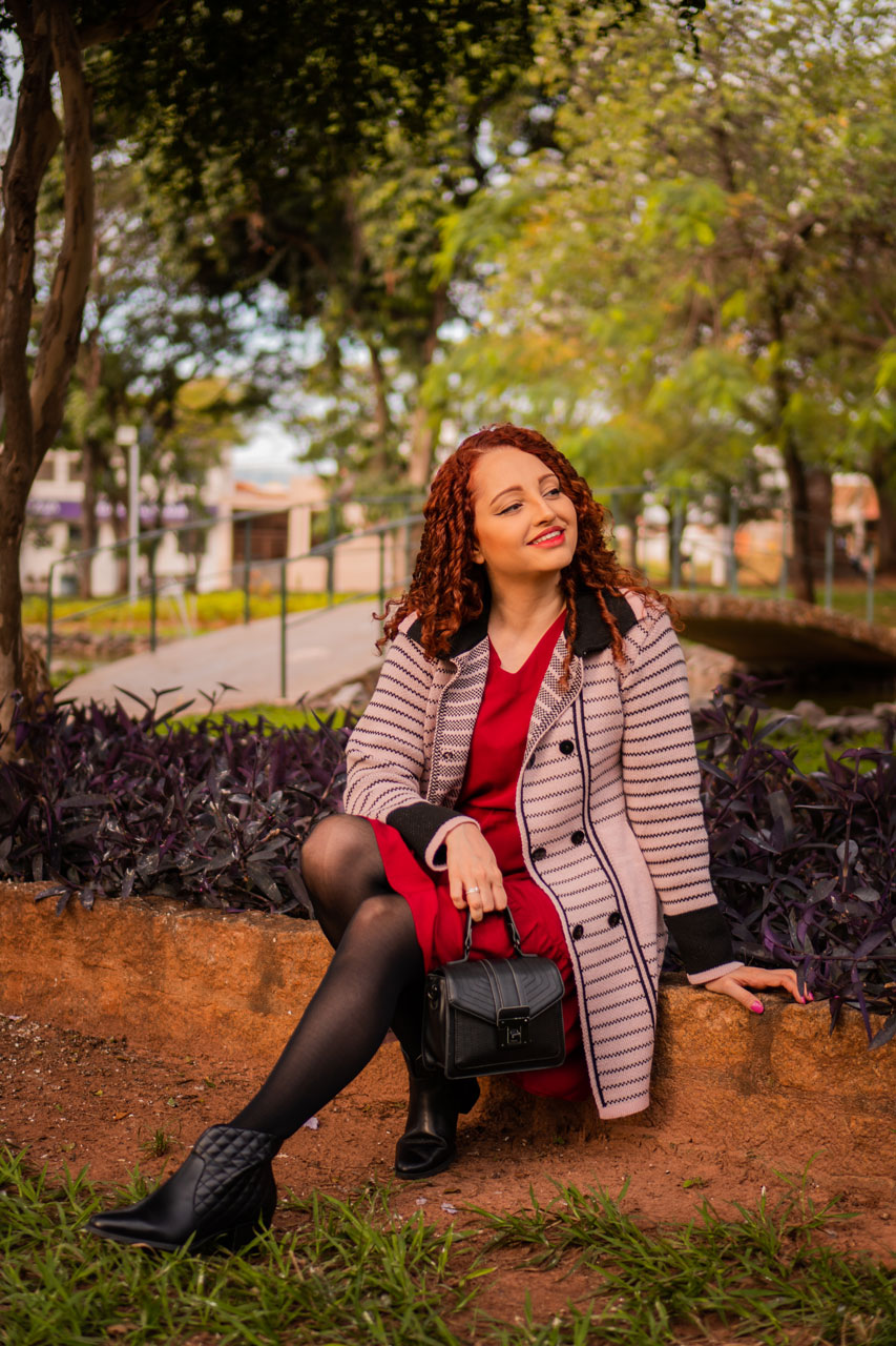 Look Vestido Vinho com Sobretudo Rosa