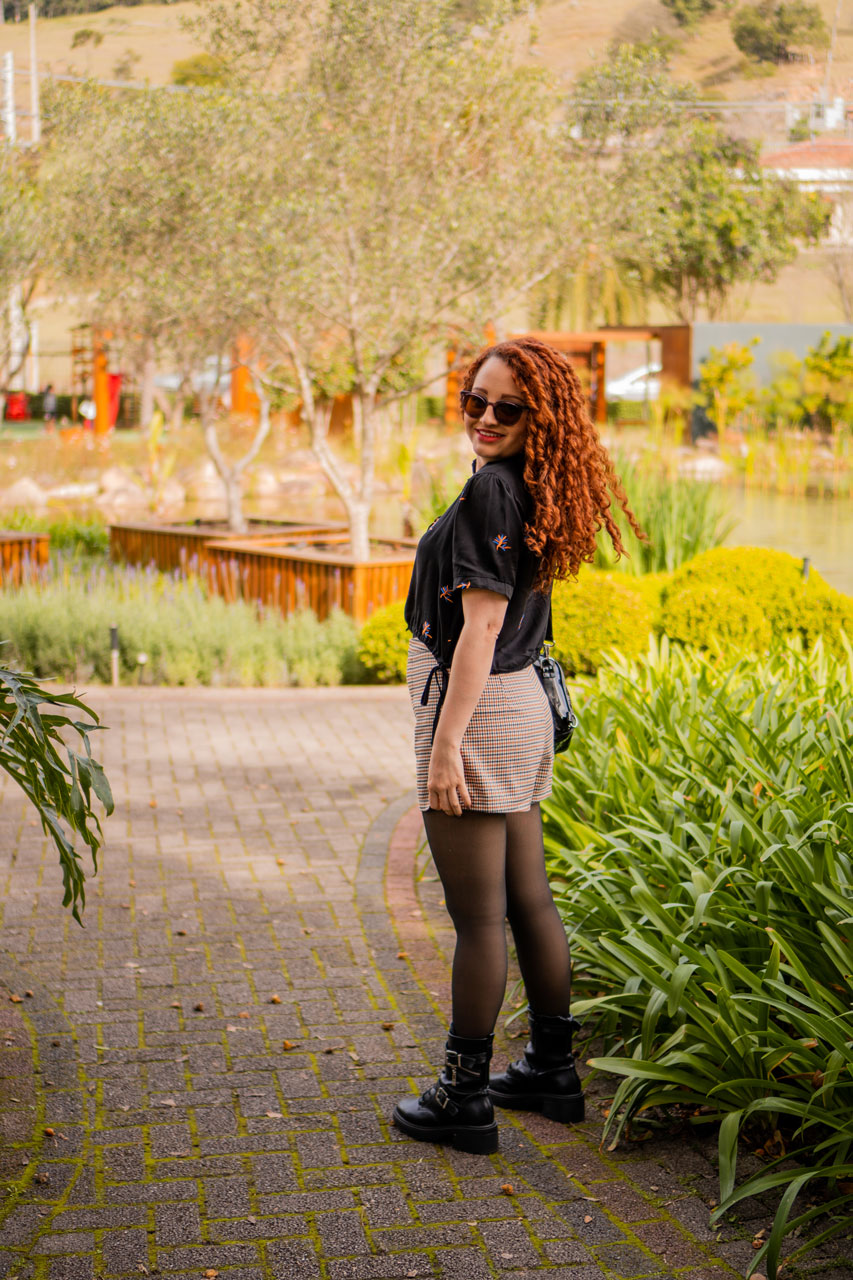 Look Preto com Mistura de Estampas