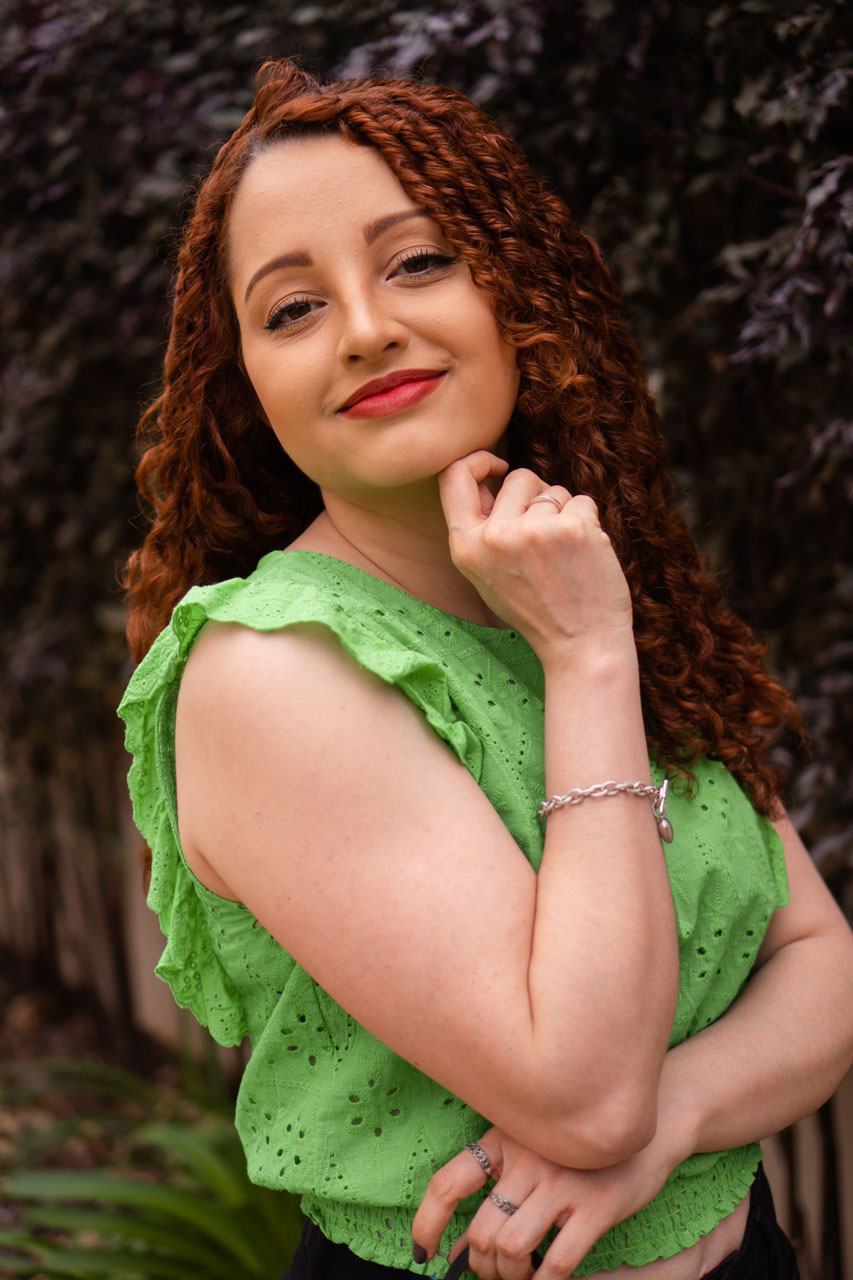 Ruiva Usando Cropped Verde