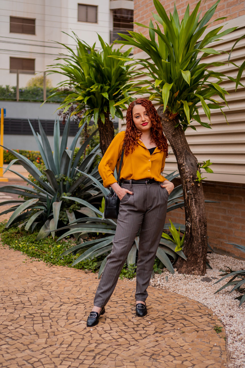 Look Calça Xadrez com Camisa Amarela