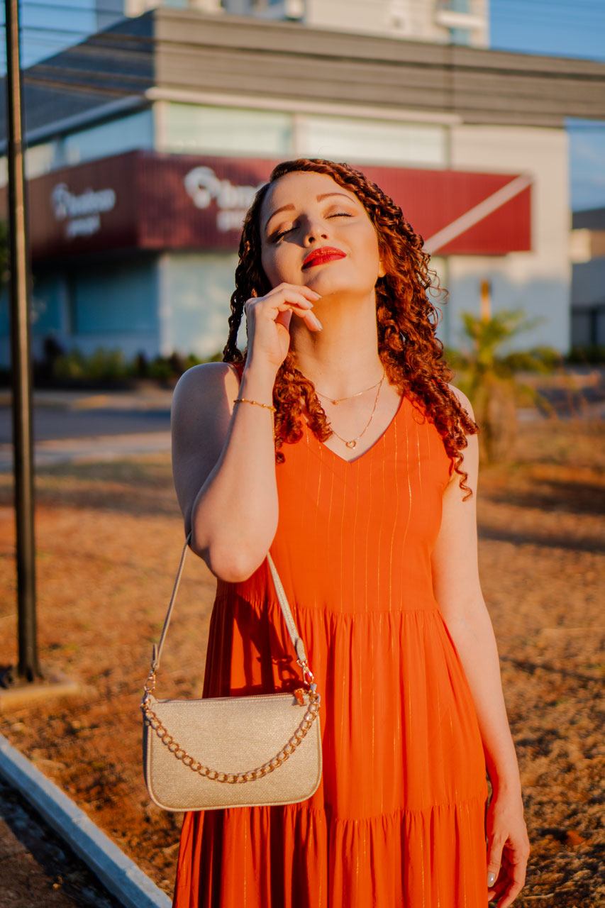 Look Convidada Formatura Laranja com Dourado