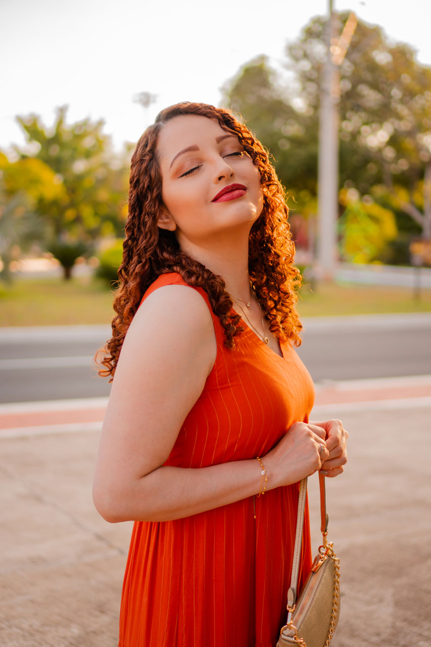 Look Dourado com Laranja