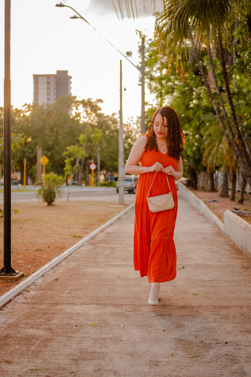 Look Noite Bolsa Laranja com Dourado