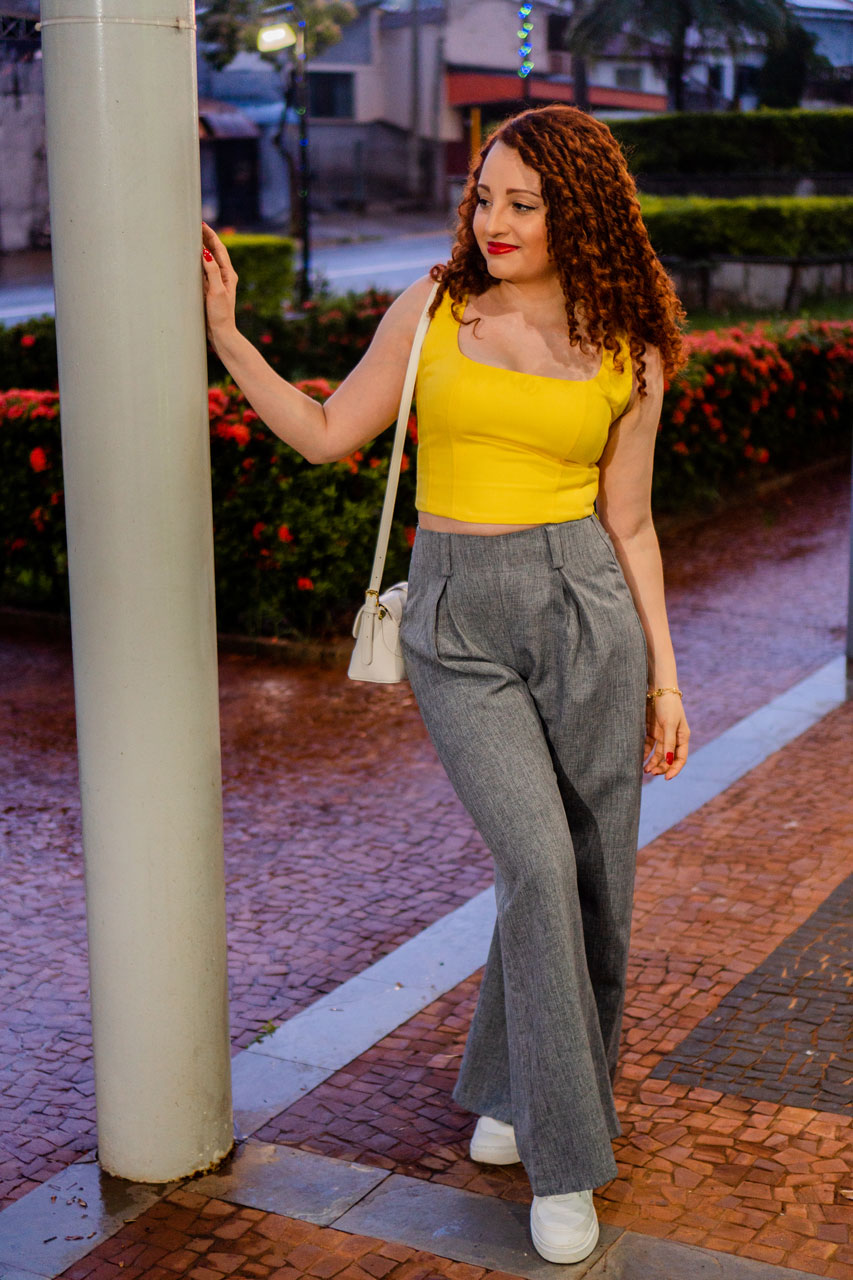 Look Amarelo Cinza e Branco