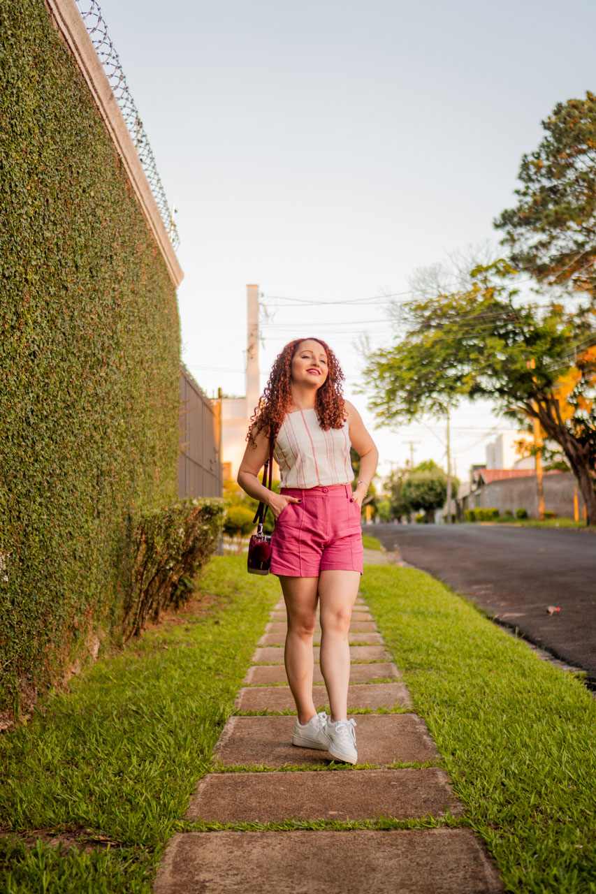 Shorts Rosa com Blusa Branca Listrada