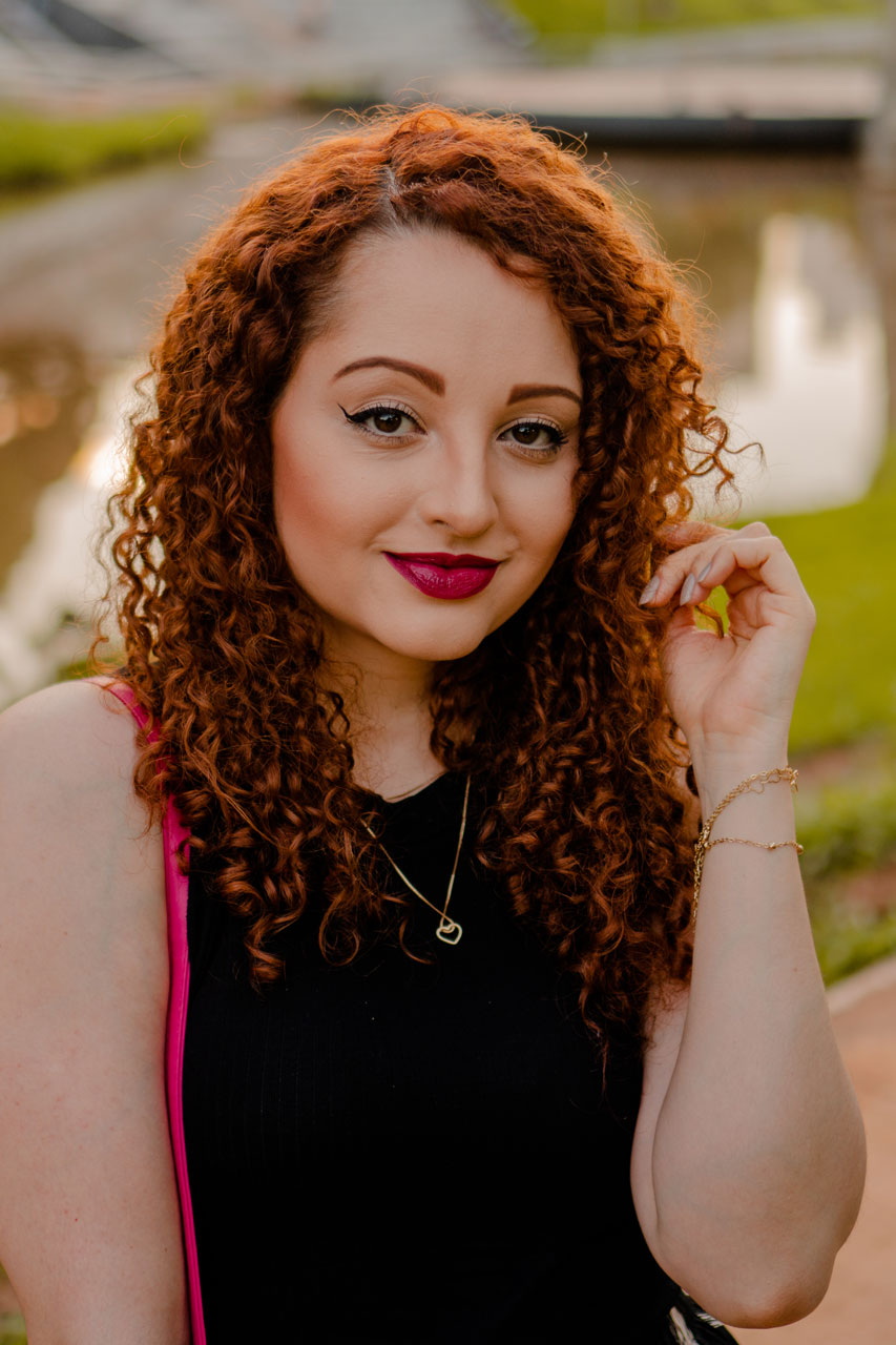 Look Ruiva Usando Preto