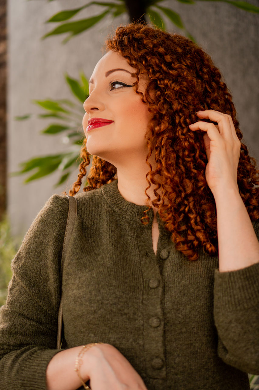 Ruiva Usando Blusa Verde